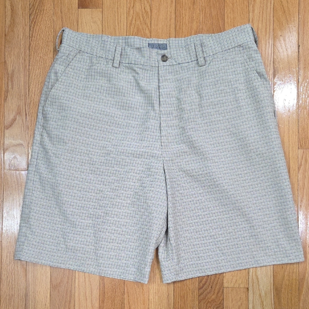 Izod Men's Gray Checkered Flat Front Shorts